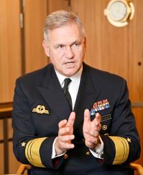 <p>　インタビューに答えるドイツ海軍トップのカイアヒム・シェーンバッハ総監</p>