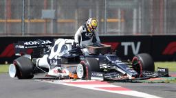 <p>　Ｆ１メキシコＧＰ、スタート直後のクラッシュでリタイアしたアルファタウリ・ホンダの角田裕毅＝７日、メキシコ市（ロイター＝共同）</p>