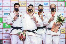 <p>　男子１００キロ超級で優勝し、表彰台に立つ斉藤立（左から２人目）＝バクー（国際柔道連盟提供・共同）</p>
