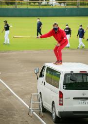 <p>　車の屋根の上で秋季キャンプを視察する日本ハム・新庄監督＝８日、沖縄県国頭村</p>