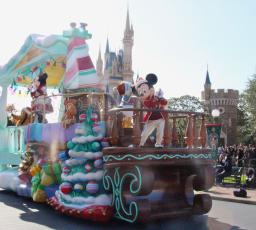 <p>　東京ディズニーランドで、クリスマスの特別パレードに登場したキャラクターたち＝８日午前、千葉県浦安市</p>