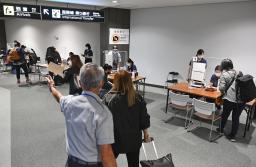 <p>　９月、成田空港で入国者を誘導し証明書などのチェックをする検疫作業</p>