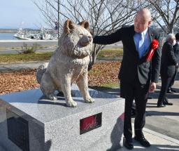 <p>　「海の駅わんど」でお披露目された秋田犬「わさお」の記念像と飼い主だった菊谷忠光さん＝８日午前、青森県鰺ケ沢町</p>