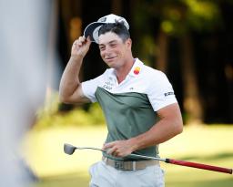 <p>　優勝を決め笑顔のビクトル・ホブラン＝プラヤデルカルメン（ゲッティ＝共同）</p>