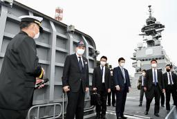 <p>　護衛艦「いずも」に乗艦し、説明を受ける岸防衛相（左から２人目）＝８日午前、神奈川県横須賀市（代表撮影）</p>