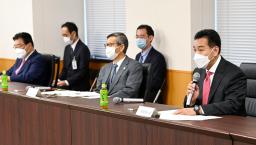 <p>　新型コロナウイルス感染症対策分科会の会合であいさつする山際経済再生相（右）＝８日午前、東京都千代田区</p>