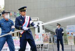 <p>　東京消防庁が実施した消火訓練で、放水を体験する俳優の佐藤隆太さん（左から２人目）＝８日午前、東京都立川市</p>