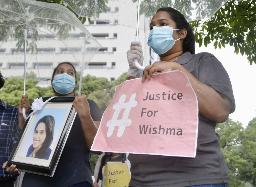 <p>　ウィシュマ・サンダマリさんが死亡した問題で、法務省前で真相解明を訴える妹のワヨミさん（右）とポールニマさん＝７月</p>