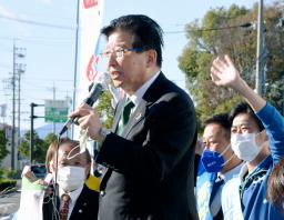 <p>　１０月の参院静岡選挙区補選で候補者の応援演説をする川勝平太静岡県知事（手前）＝静岡県焼津市</p>