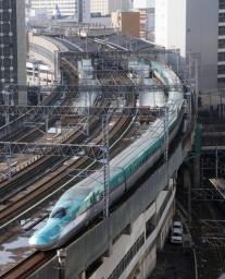 <p>　走行する東北新幹線＝２月、仙台市内</p>
