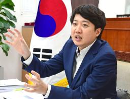 <p>　９日、ソウルで共同通信と会見する韓国の保守系最大野党「国民の力」の李俊錫代表（共同）</p>