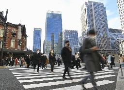 <p>　ＪＲ東京駅前の交差点を歩くマスク姿の人たち</p>