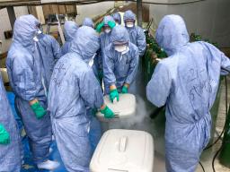 <p>　鳥インフルエンザが発生した養鶏場で作業を行う秋田県の職員ら＝１０日午前、秋田県横手市</p>