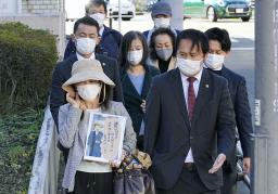 <p>　告訴状を提出するため静岡県警熱海署に向かう大規模土石流の犠牲者遺族ら＝１０日午後</p>