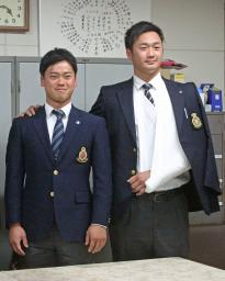 <p>　東京六大学野球連盟の研修会に左腕をギプスで固定して参加した法大の山下輝投手。左は明大の丸山和郁外野手＝１０日、東京都内</p>