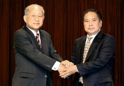 <p>　日本高野連の新会長に決まった宝馨氏（右）と握手する、１１月末で退任する八田英二会長＝１０日午後、大阪市（代表撮影）</p>