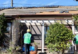 <p>　突風の被害状況を確認する銚子地方気象台の職員＝１０日午後、千葉県富津市</p>