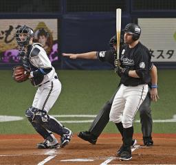 <p>　１回ロッテ２死二塁、レアードが見逃し三振に倒れる。捕手若月＝京セラドーム</p>