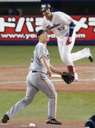 <p>　１回ヤクルト２死一塁、サンタナに２ランを浴びた巨人・山口＝神宮</p>