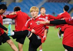 <p>　ベトナム戦に向け、最終調整する古橋（中央）ら＝ハノイ（（Ｃ）ＪＦＡ）</p>