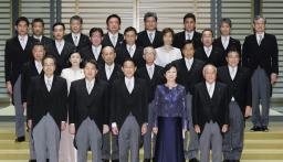 <p>　任命式と認証式を終え、記念写真に納まる岸田文雄首相（前列中央）と閣僚ら＝１０日夜、宮殿・北車寄（代表撮影）</p>