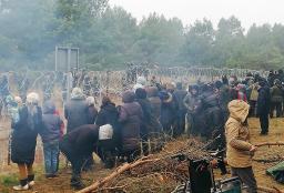 <p>　１０日、ベラルーシ西部のポーランド国境に集まった難民ら（タス＝共同）</p>