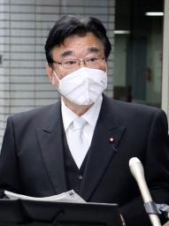 <p>　「モルヌピラビル」の供給について、米製薬大手メルクとの合意を発表する後藤厚労相＝１０日夜、厚労省</p>