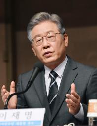 <p>　１０日、ソウルの討論会で発言する与党「共に民主党」の大統領選候補、李在明氏（共同）</p>
