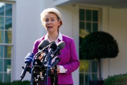 <p>　バイデン米大統領とホワイトハウスで会談後、記者団に話すＥＵのフォンデアライエン欧州委員長＝１０日（ＡＰ＝共同）</p>