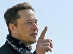 <p>　テスラのイーロン・マスクＣＥＯ＝ベルリン近郊、８月（ロイター＝共同）</p>