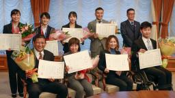 <p>　大阪市役所で松井一郎市長（後列右端）と写真に納まる五輪とパラリンピックで活躍した市ゆかりの８人＝１１日正午ごろ</p>