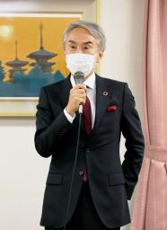 <p>　自民党石原派の会合であいさつする石原伸晃元幹事長。会長辞任を正式表明した＝１１日午後、東京都千代田区</p>