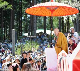 <p>　名誉住職を務める岩手県二戸市の天台寺で、特別法話を行う瀬戸内寂聴さん＝２０１７年５月</p>