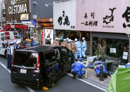 <p>　車が突っ込み、騒然とするラーメン店（奥中央）前＝１１日午後３時１９分、東京・歌舞伎町</p>