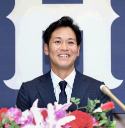 <p>　広島の内野守備走塁コーチ就任が決まり、記者会見する小窪哲也氏＝１１日、マツダスタジアム</p>