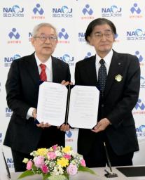 <p>　連携協定を締結した国立天文台の常田佐久台長（左）と岩手日報社の東根千万億社長＝１１日午後、岩手県奥州市</p>