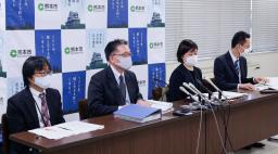 <p>　記者会見する熊本市の担当者ら＝１１日午後、熊本市役所</p>