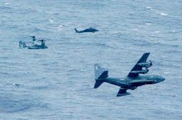 <p>　沖縄県の宮古島、石垣島北方で、米空軍のＭＣ１３０Ｊ（右）、ＣＶ２２オスプレイ（左）と共同訓練する航空自衛隊のＵＨ６０Ｊ救難ヘリコプター＝９日（防衛省提供）</p>