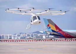<p>　１１日、韓国・金浦空港で行われた「空飛ぶタクシー」の試験飛行（共同）</p>