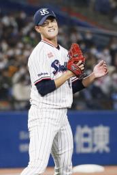 <p>　６回を三者凡退に抑え、喜ぶヤクルト・高橋＝神宮</p>