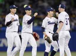 <p>　巨人に連勝し、喜ぶ塩見（左から２人目）らヤクルトナイン＝神宮</p>