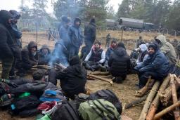 <p>　１０日、ベラルーシ西部のポーランド国境で暖を取る難民ら（ＡＰ＝共同）</p>