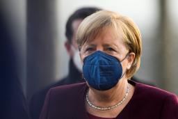 <p>　ドイツの連邦議会に到着したメルケル首相＝１１日、ベルリン（ＡＰ＝共同）</p>