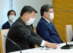 <p>　原油価格高騰等に関する関係閣僚会議で発言する松野官房長官（左）＝１２日午前、首相官邸</p>