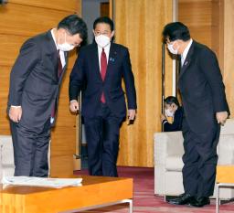 <p>　閣議に臨む岸田首相ら＝１２日午前、首相官邸</p>