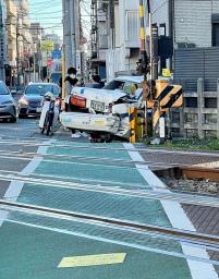 <p>　東急大井町線の踏切で、電車と衝突したタクシー＝１２日午前、東京都世田谷区</p>
