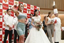 <p>　阪急百貨店梅田本店で企画型「福袋」をＰＲするトレーナーの野田真奈さん（手前左）ら＝１２日午前、大阪市</p>