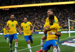 <p>　Ｗ杯南米予選のコロンビア戦でゴールを決め、喜ぶブラジルのルーカス・パケッタ（右手前）＝１１日、サンパウロ（ＡＰ＝共同）</p>