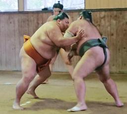 <p>　九州場所に向けて稽古する御嶽海（左）＝１２日、福岡県新宮町の出羽海部屋宿舎（日本相撲協会提供）</p>
