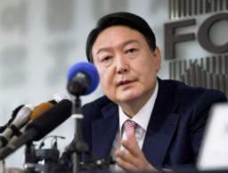 <p>　１２日、ソウルで外国メディアと記者会見する尹錫悦氏（共同）</p>